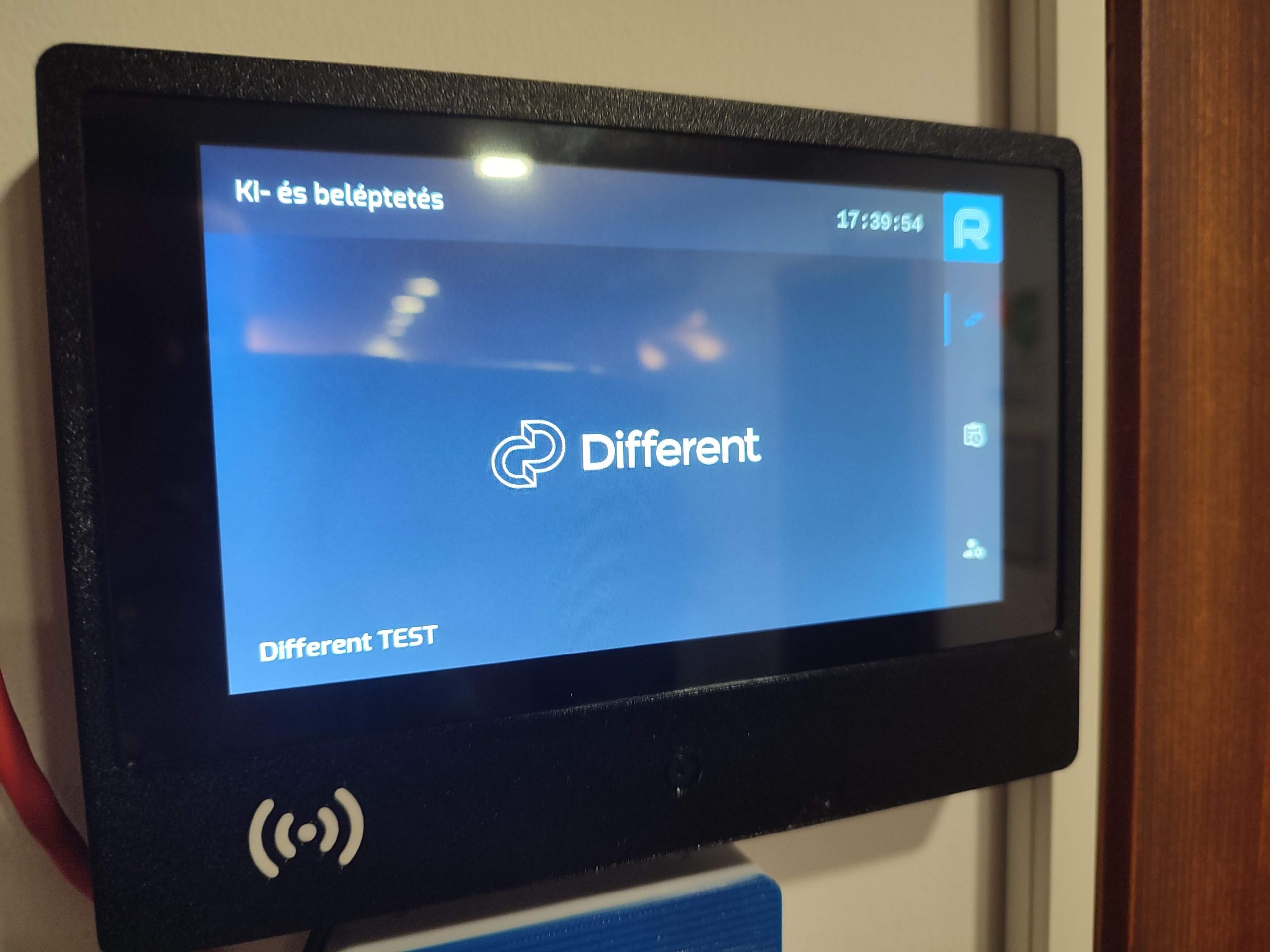 Fali beléptető rendszer kijelzője.